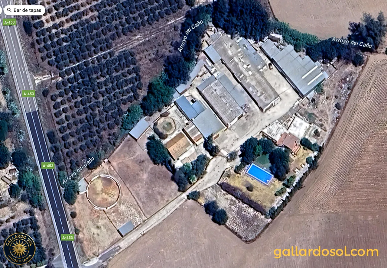 Terreno rústico con plaza de toros y cuadras